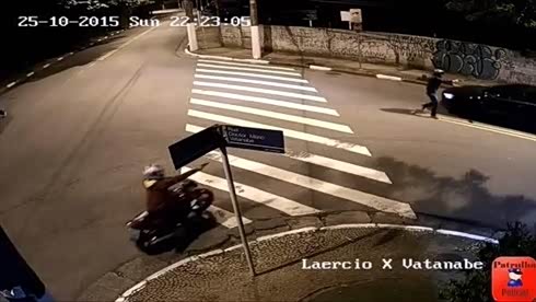 拿的真家伙！一群飙车党深夜拦车打劫
