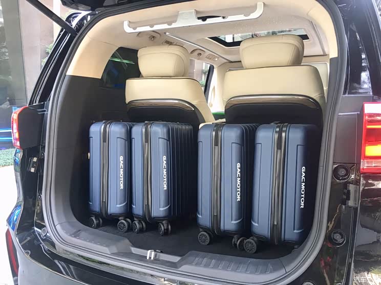 私密空间广汽传祺m8四座改装版实车