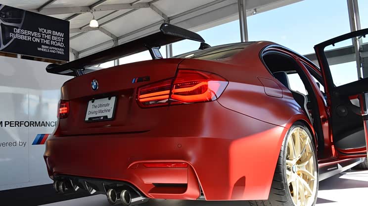 宝马m330 years american edition车身采用了棕色的亚光车身涂装,并