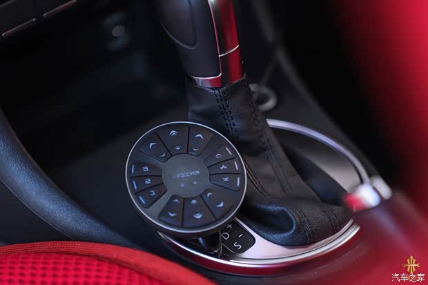 magicair控制器的采用纯圆设计,造型设计的功力确实很强,其身上