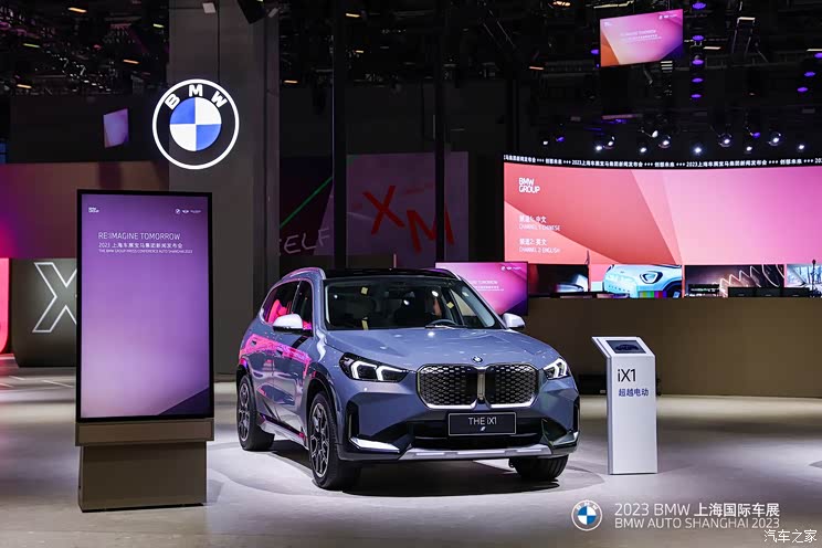 在中网,保险杠处,侧裙增加了蓝色的装饰,突出新能源的身份