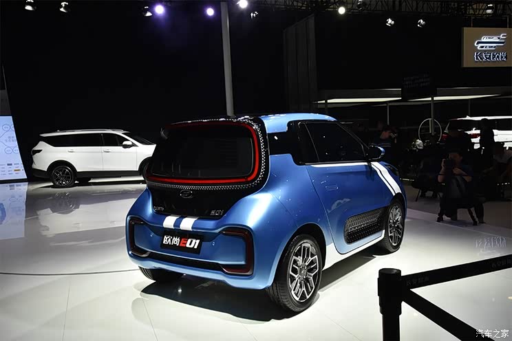 采用全包围式尾灯 图说长安欧尚e01