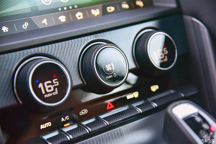 中控台上方的升降式空调出风口具有满满的仪式感.