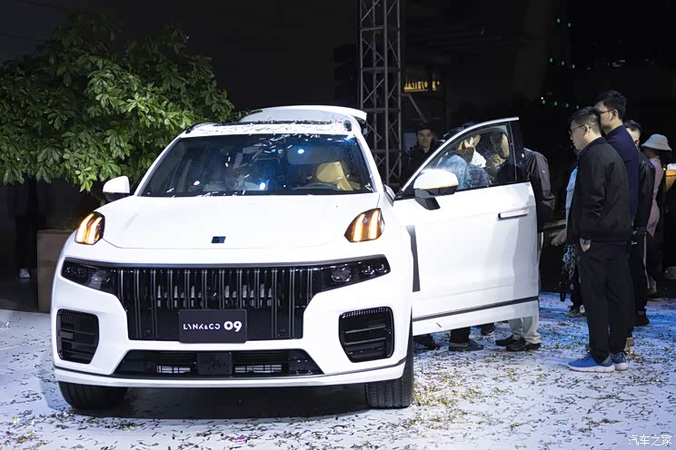 世界著名画家简介及作品 744x0_1_autohomecar__CjIFU2WCR0yAakjjAHZ3xU1TJPg016.jpg