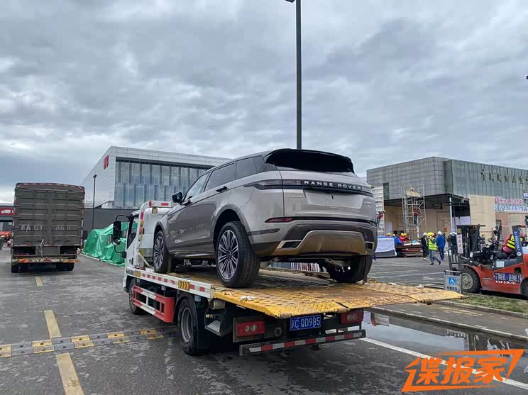 路虎极光l 2024款绿色 744x0_m814_autohomecar__ChxoHWYnTfmAYEf7AARj2C5oHB0552.jpg