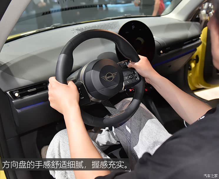 内饰简约 配圆形中控屏