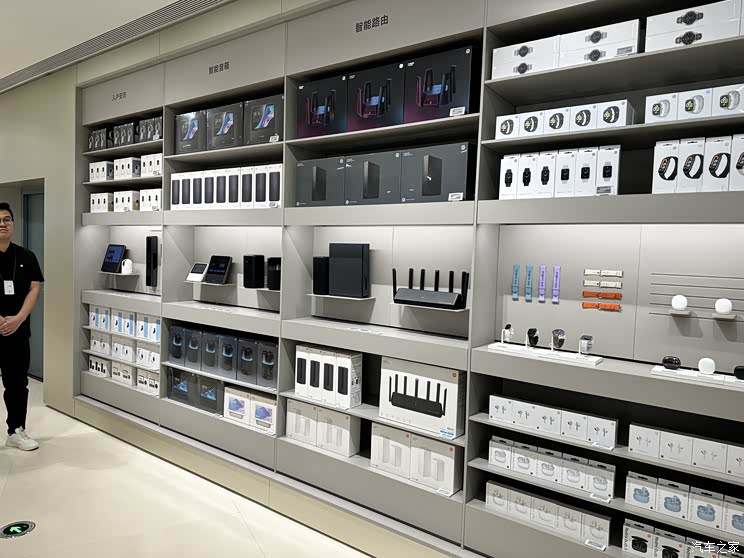 展车就位 小米汽车门店正式开门营业