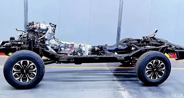 『全新212底盘与动力总成结构』根据已经曝光的内饰谍照来看,其还会