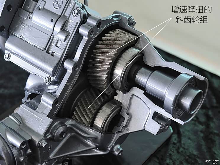 如果只采用一组大减速比的准双曲面齿轮组进行增速降扭,整个ptu的体积