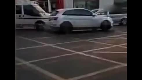 可恨！哈尔滨街头奥迪越野车阻拦救护车