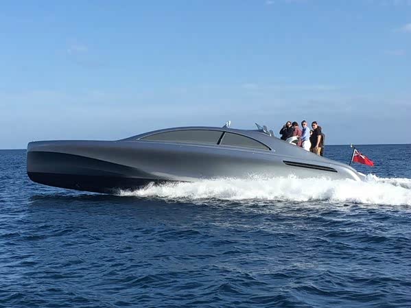 经过三年多的等待,奔驰游艇终于来了!