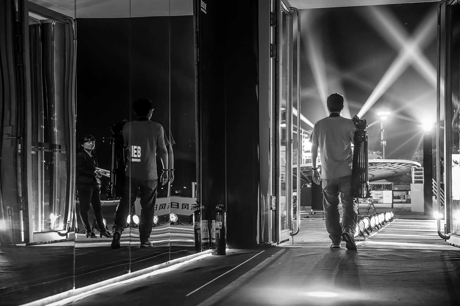 这是背影是一位敬业工作到最后的摄像记者.