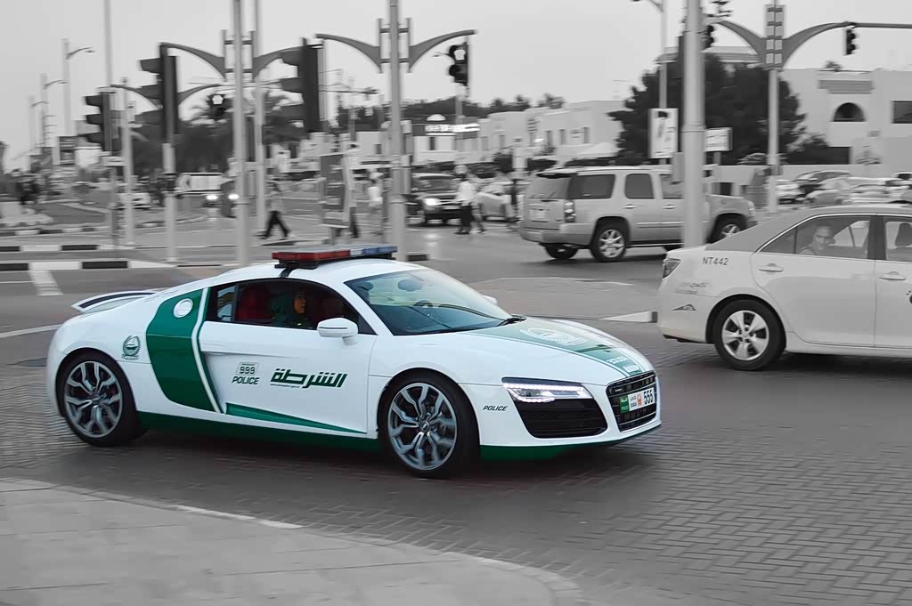 迪拜警察牛逼了,开超跑抓飙车党