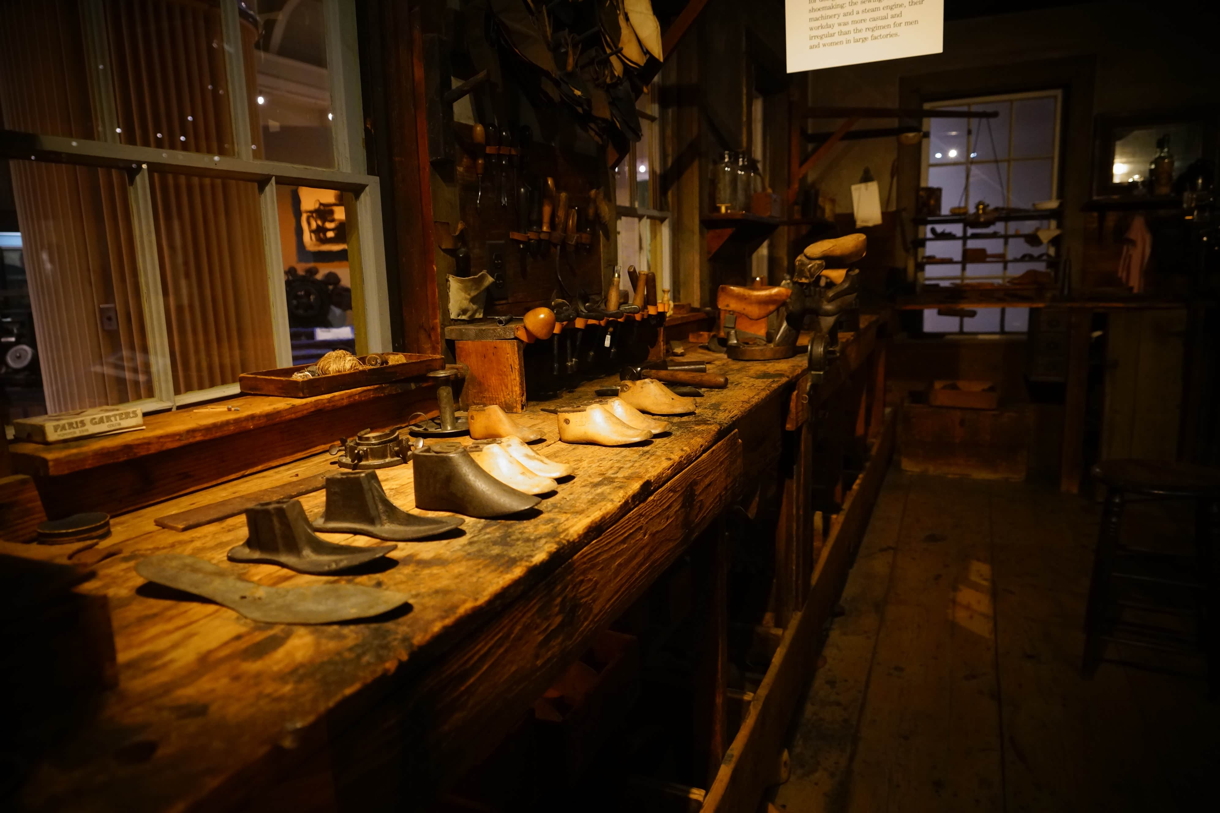 这座小木屋是还原1890年代的一座鞋匠作坊.